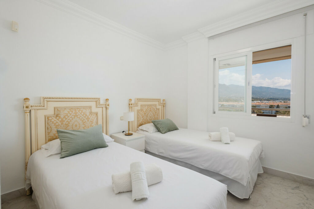 Middle Floor Apartment Puerto Banús Málaga - image 3