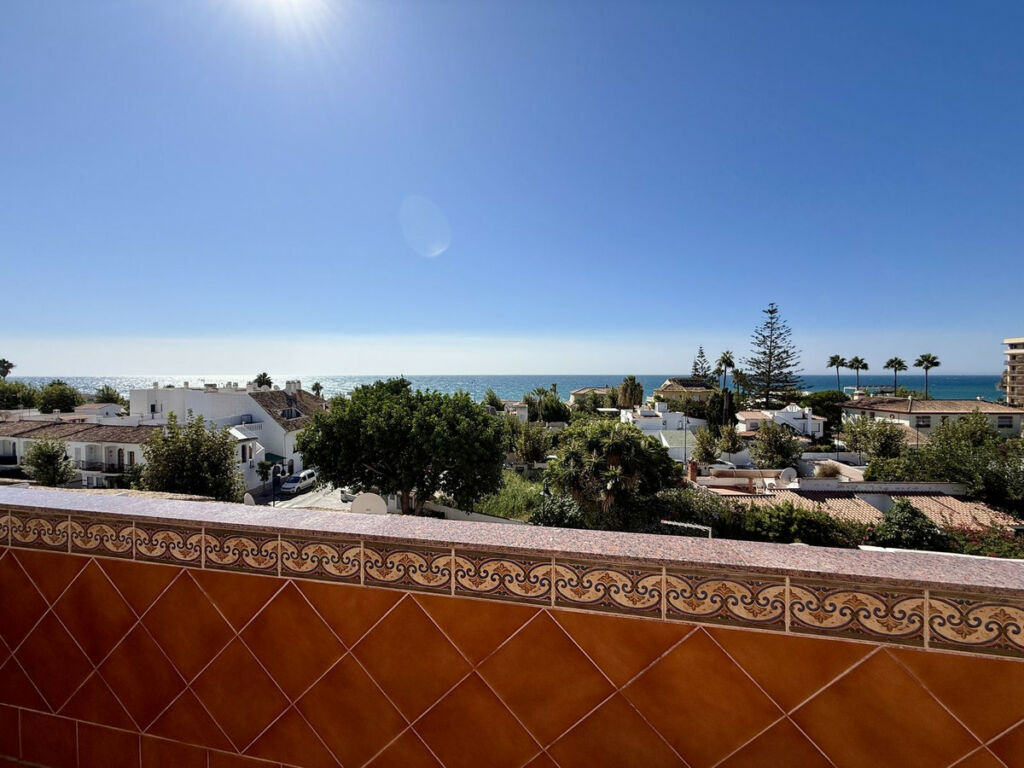 Top Floor Apartment La Cala Málaga - image 3
