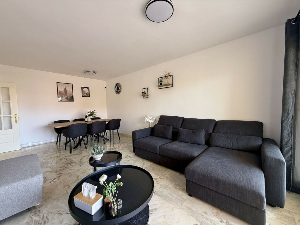 Middle Floor Apartment La Cala Málaga - image 3