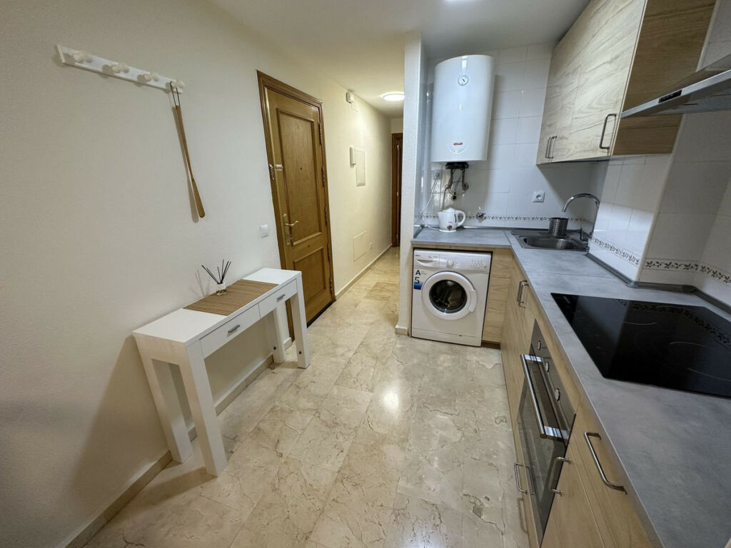 Middle Floor Apartment Estepona Málaga - image 3