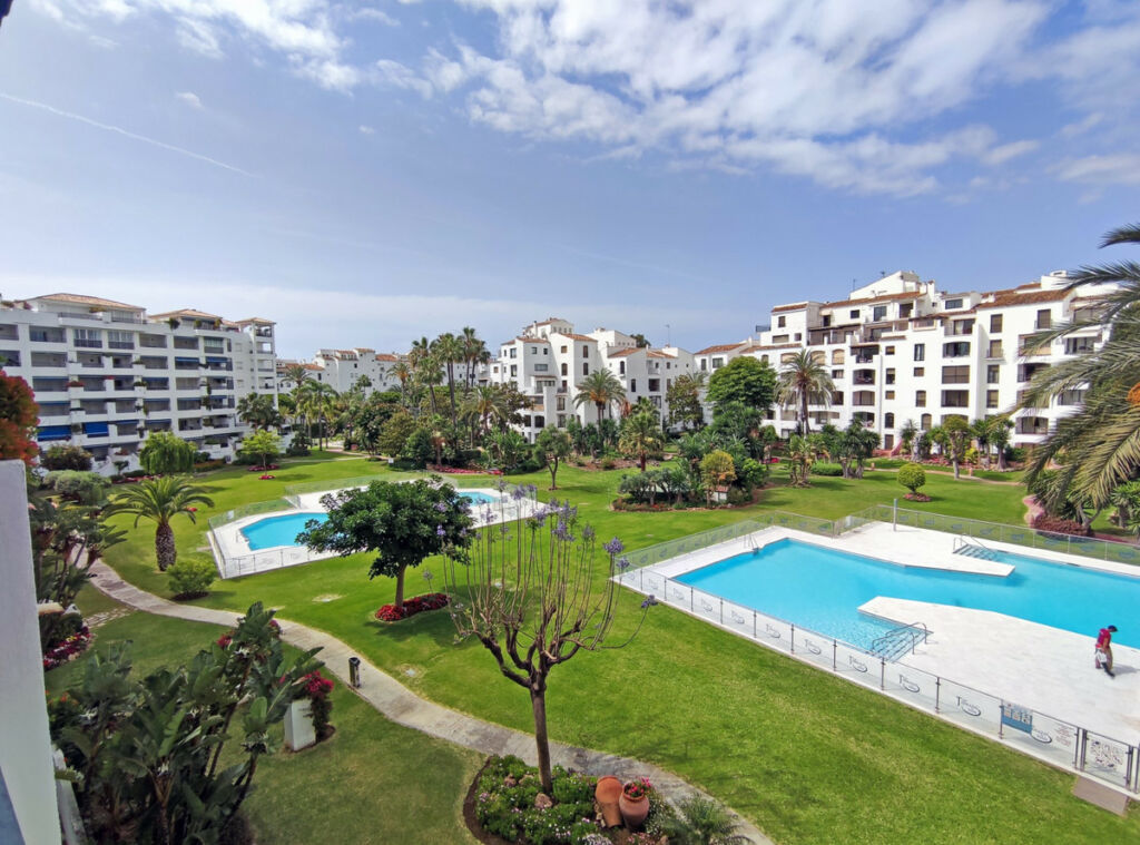 Middle Floor Apartment Puerto Banús Málaga - image 3