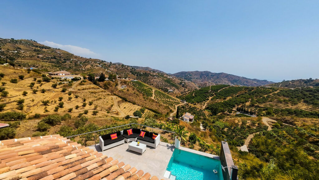 Detached Villa Sayalonga Málaga - image 4