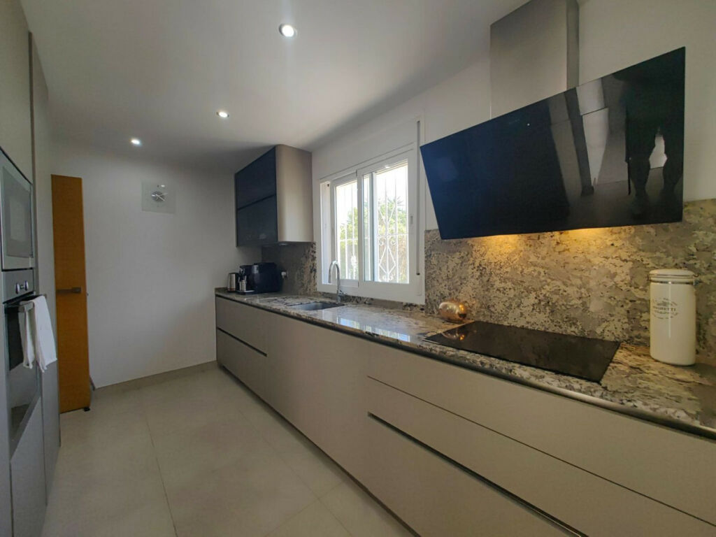 Detached Villa Estepona Málaga - image 3