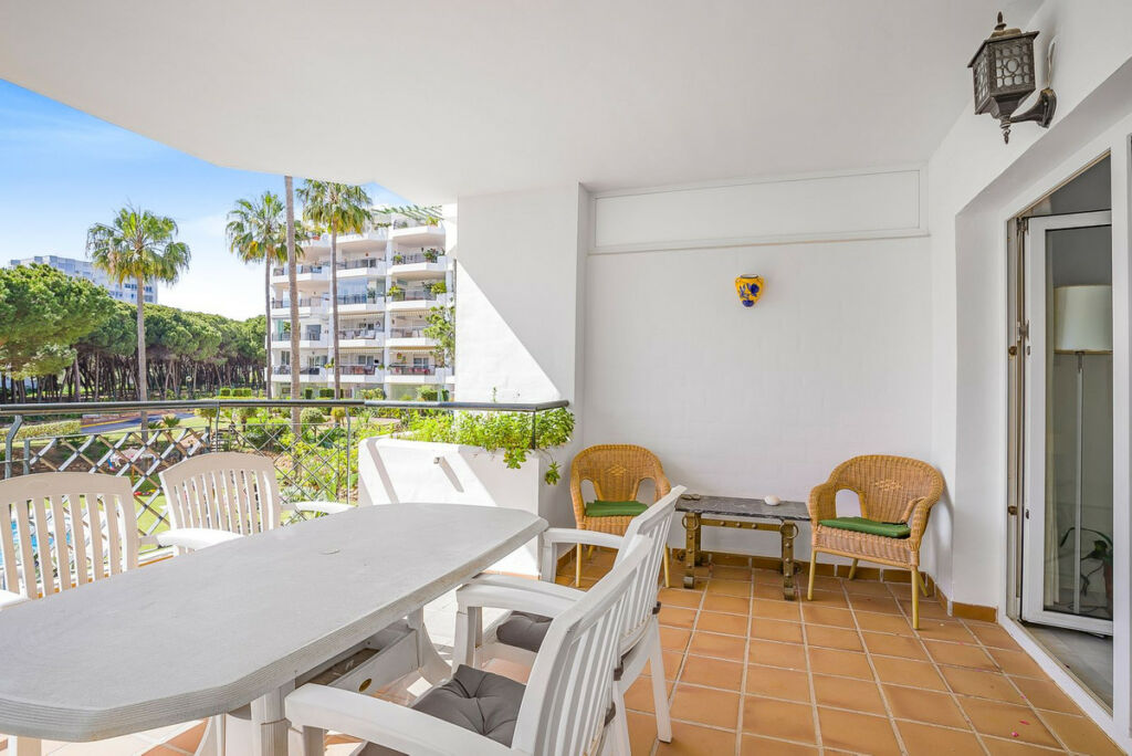 Middle Floor Apartment Calahonda Málaga - image 3
