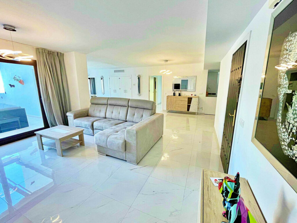 Middle Floor Apartment Puerto Banús Málaga - image 3
