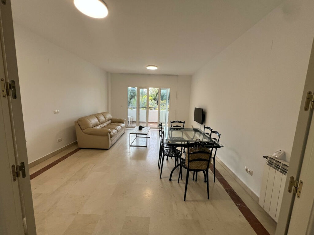 Middle Floor Apartment Nueva Andalucía Málaga - image 3