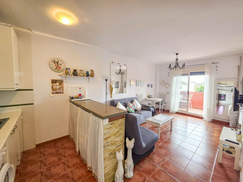 Middle Floor Apartment Casares Playa Málaga - image 3
