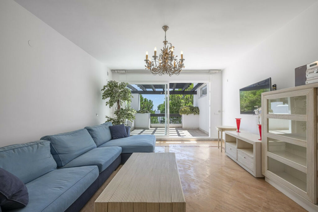 Top Floor Apartment Río Real Málaga - image 4