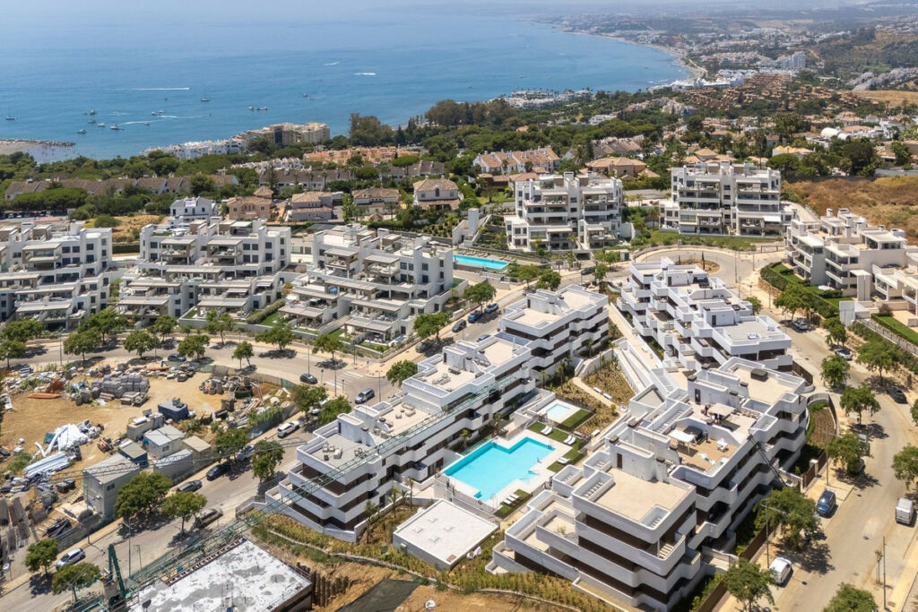 Middle Floor Apartment Estepona Málaga - image 3