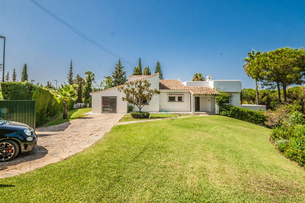 Detached Villa Elviria Málaga - image 3