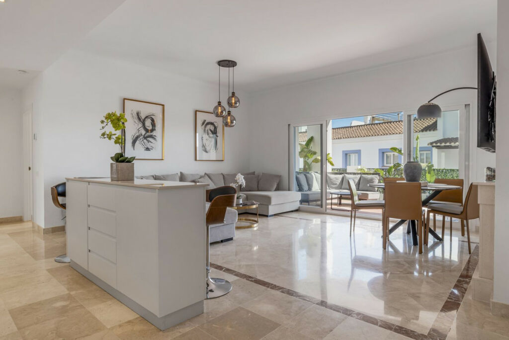 Ground Floor Apartment Benahavís Málaga - image 3