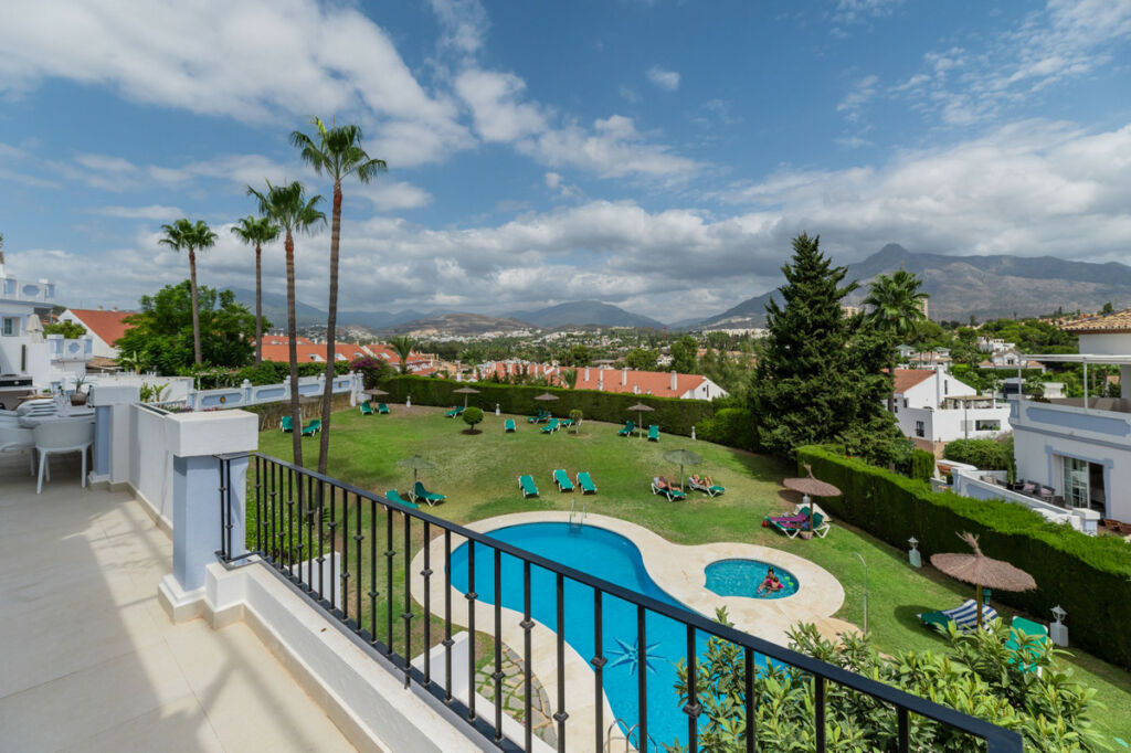 Middle Floor Apartment Nueva Andalucía Málaga - image 3