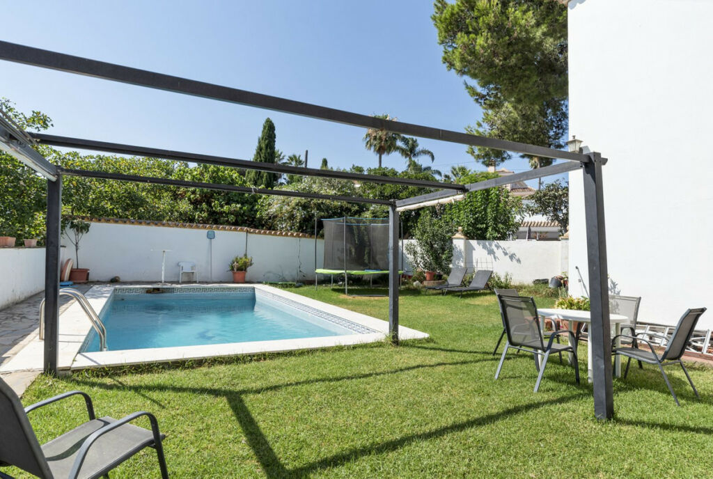Detached Villa Estepona Málaga - image 3