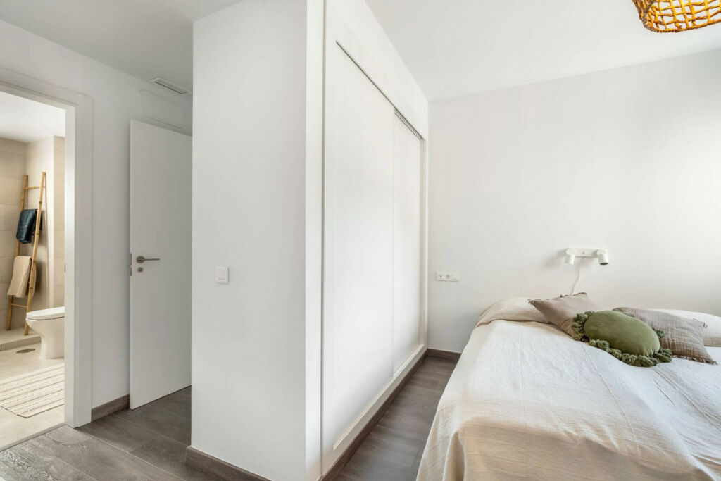 Middle Floor Apartment Estepona Málaga - image 3