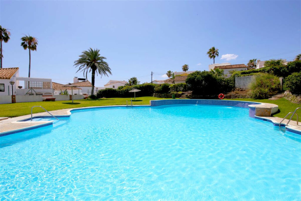 Detached Villa Estepona Málaga - image 3