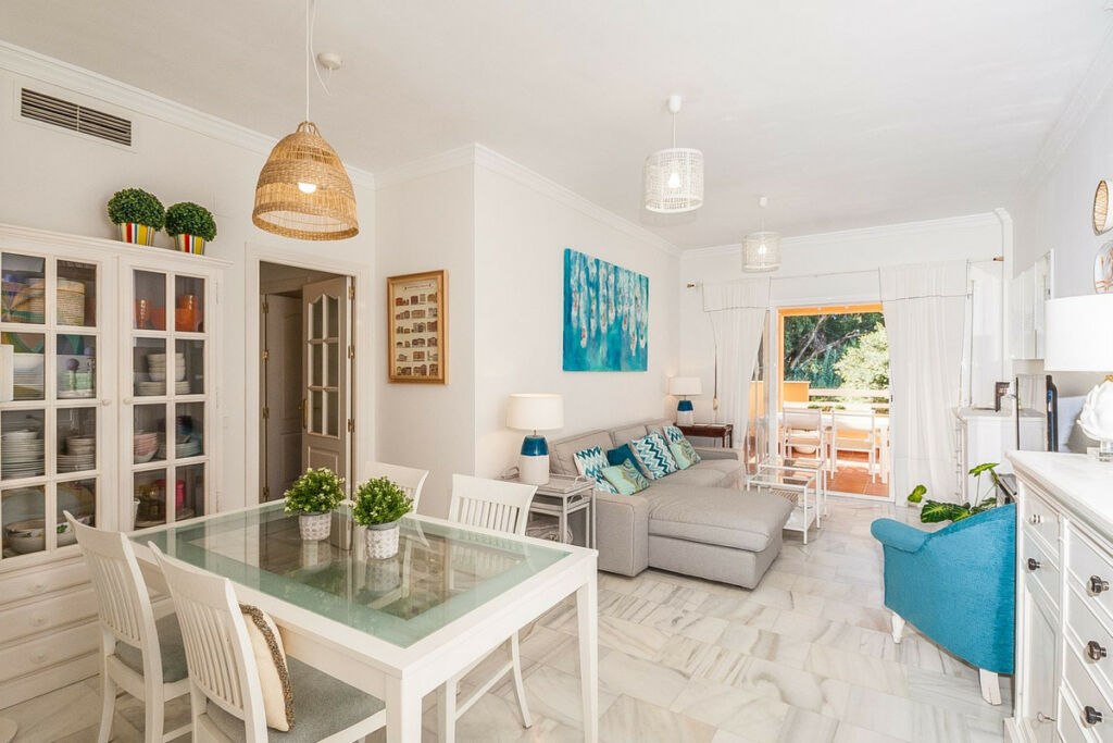 Middle Floor Apartment Cabopino Málaga - image 3