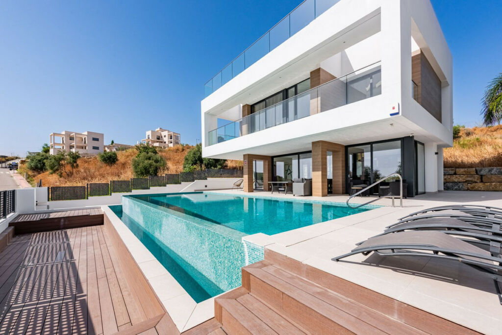 Detached Villa Estepona Málaga - image 3
