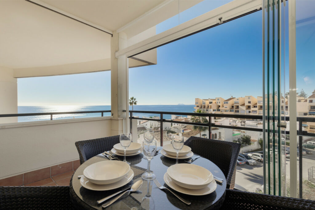 Middle Floor Apartment Estepona Málaga - image 3