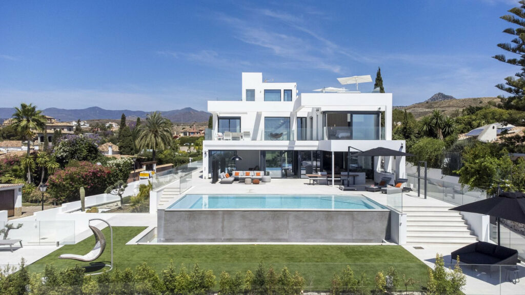 Detached Villa El Paraiso Málaga - image 3