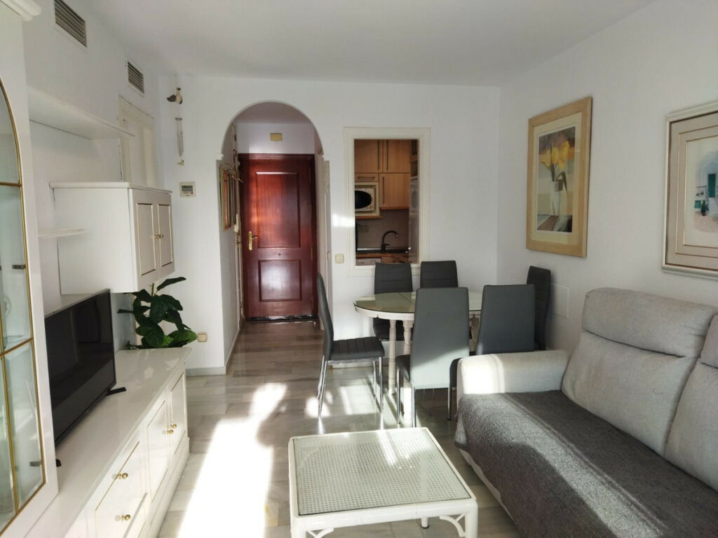 Middle Floor Apartment Marbella Málaga - image 3