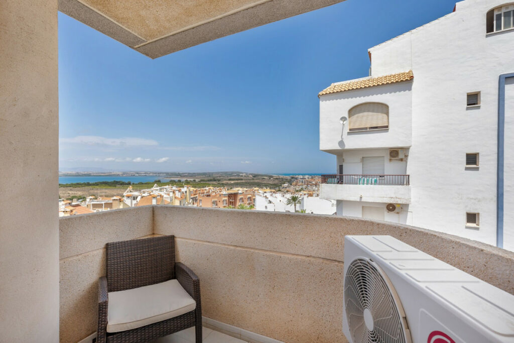 Middle Floor Apartment Torrevieja Alicante - image 3