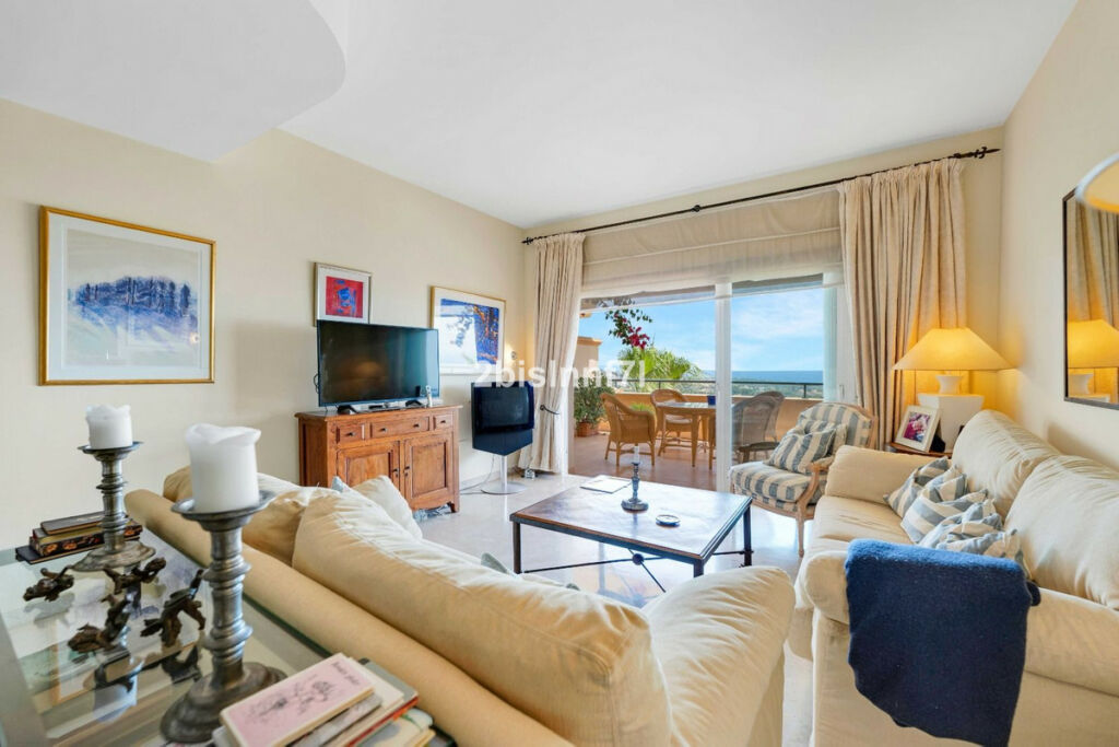 Middle Floor Apartment Elviria Málaga - image 3