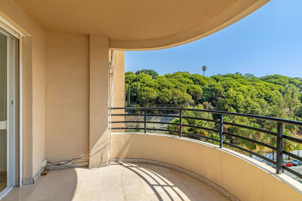 Top Floor Apartment Marbella Málaga - image 3
