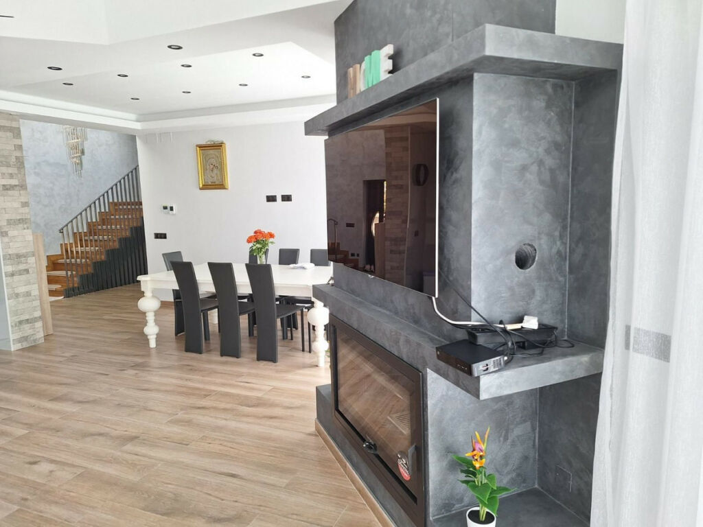 Detached Villa Estepona Málaga - image 3