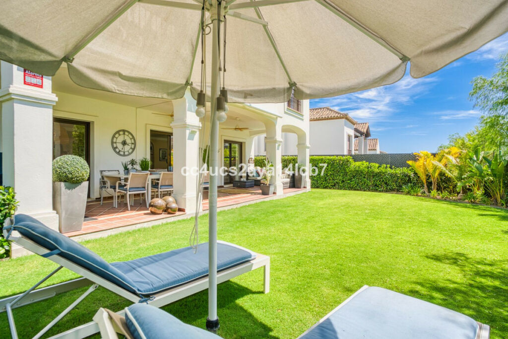 Detached Villa Estepona Málaga - image 3