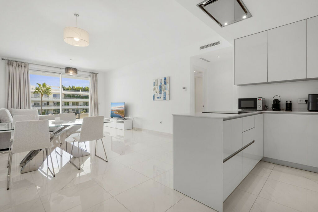 Middle Floor Apartment Estepona Málaga - image 3