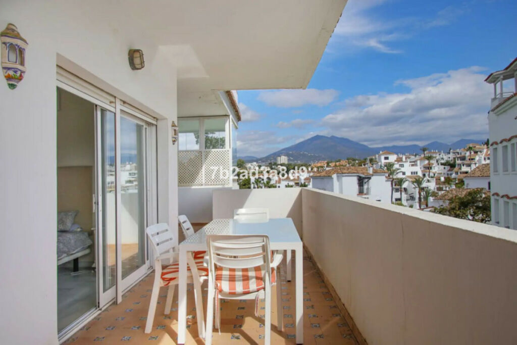 Middle Floor Apartment Nueva Andalucía Málaga - image 3