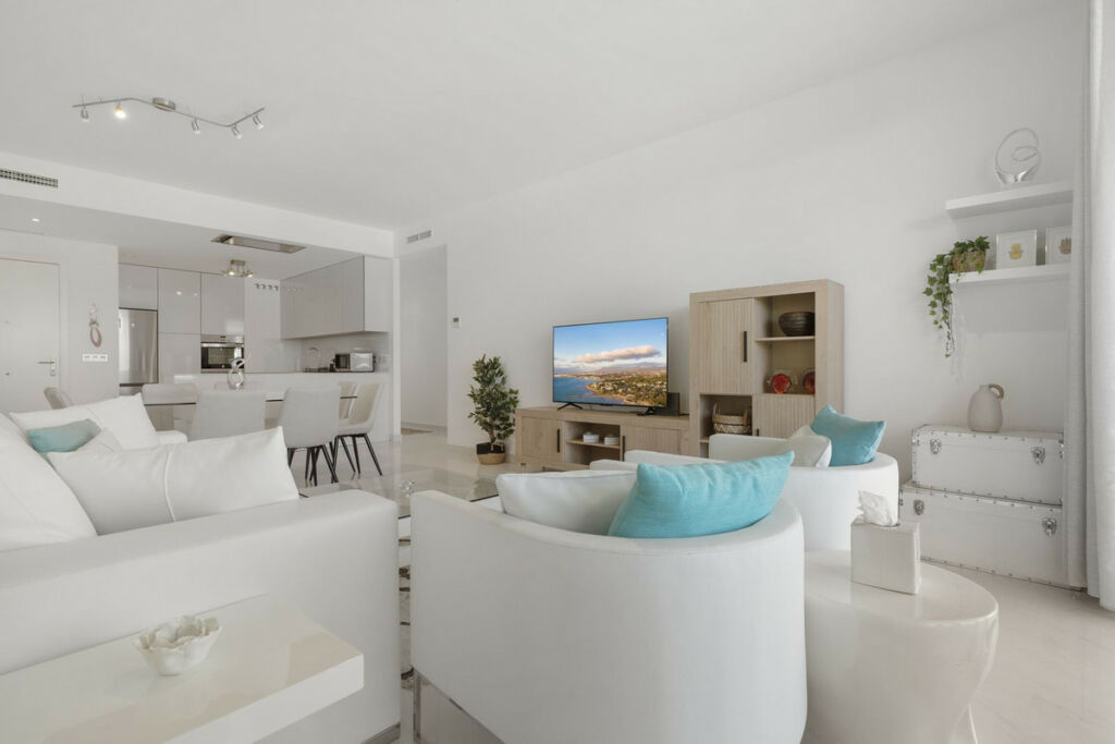 Middle Floor Apartment New Golden Mile Málaga - image 3