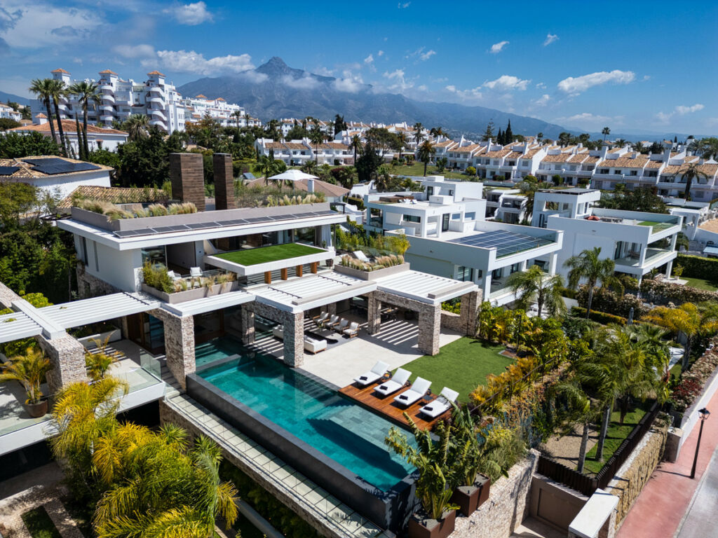 Detached Villa Nueva Andalucía Málaga - image 3