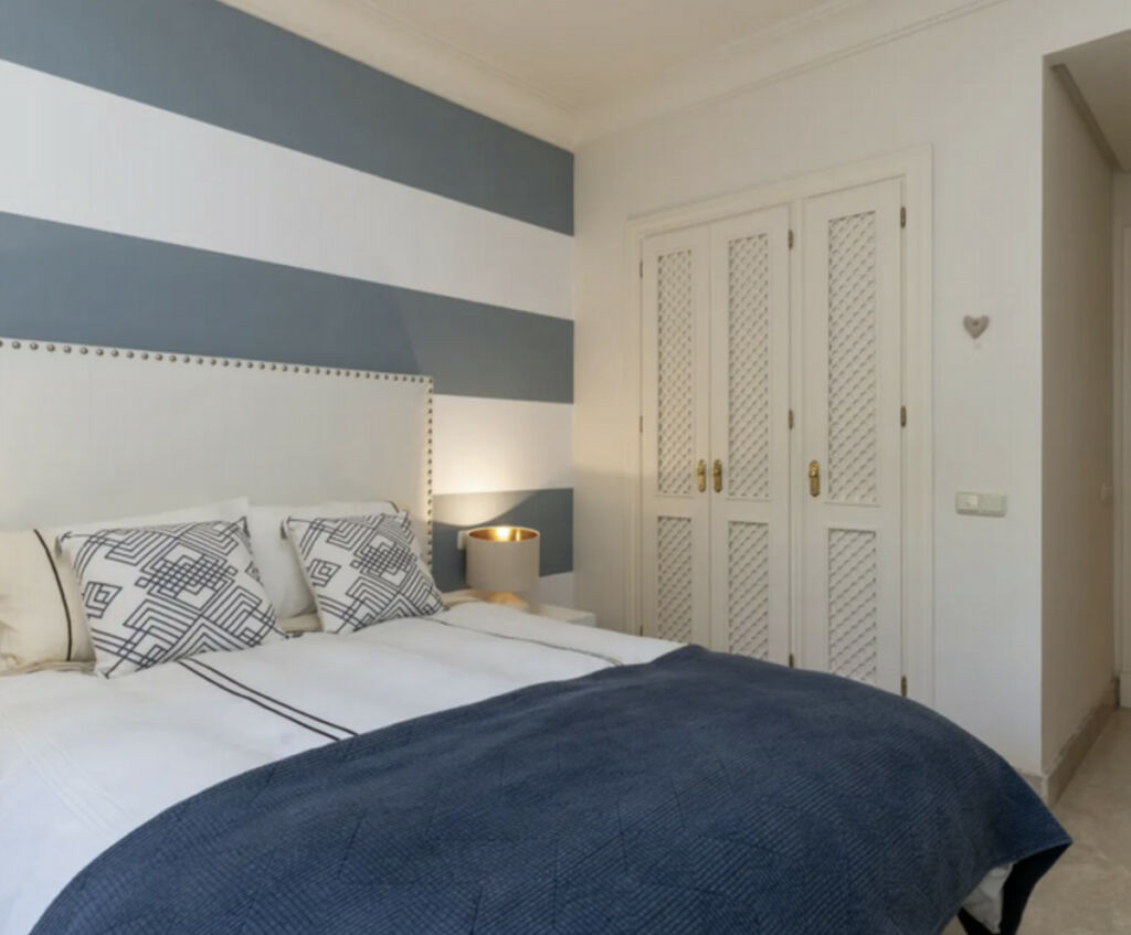 Middle Floor Apartment Nueva Andalucía Málaga - image 3