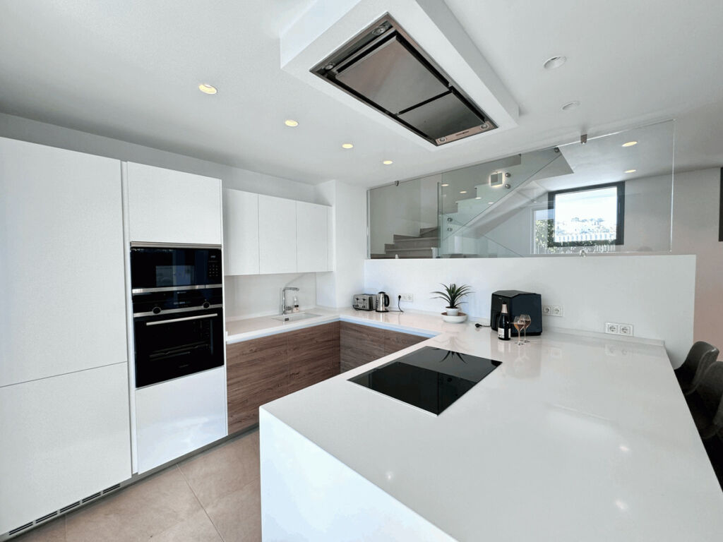 Detached Villa Estepona Málaga - image 3