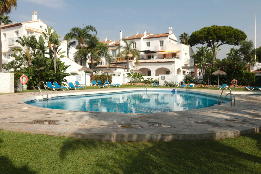 Middle Floor Apartment New Golden Mile Málaga - image 3