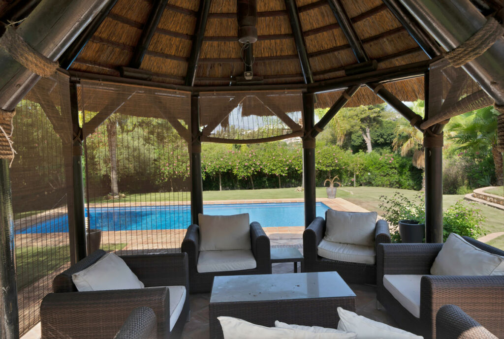 Detached Villa Estepona Málaga - image 3