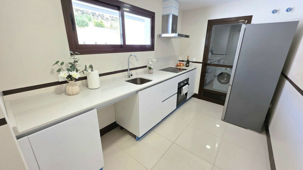 Middle Floor Apartment Estepona Málaga - image 3
