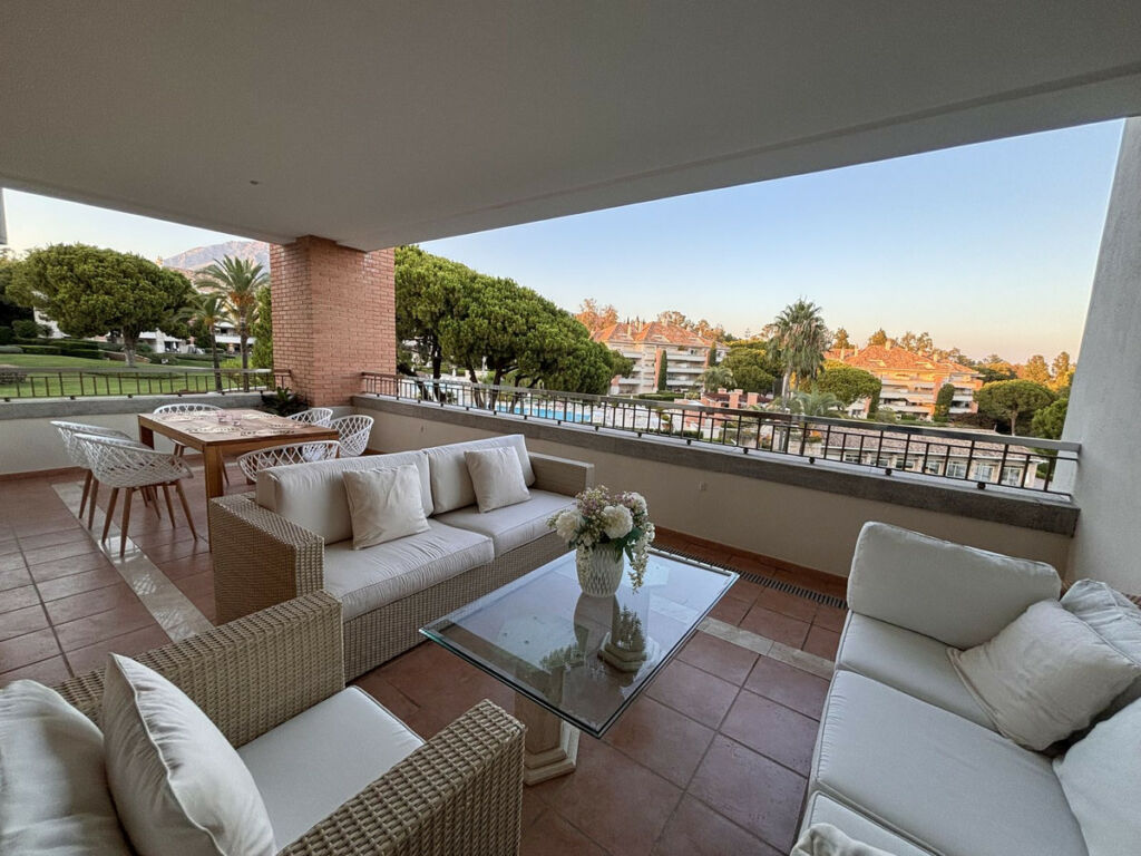 Middle Floor Apartment The Golden Mile Málaga - image 3