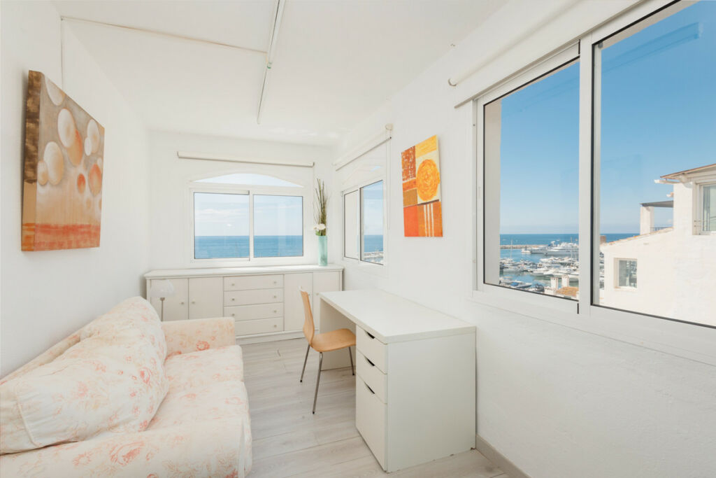 Middle Floor Apartment Puerto Banús Málaga - image 3