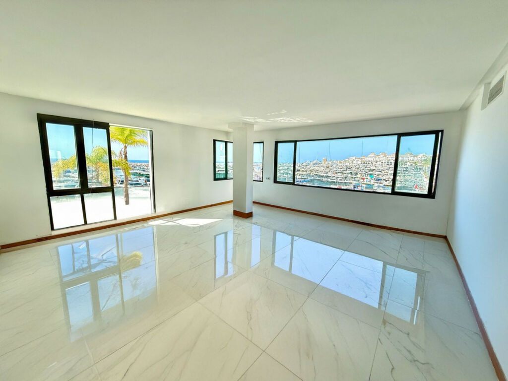 Top Floor Apartment Puerto Banús Málaga - image 3