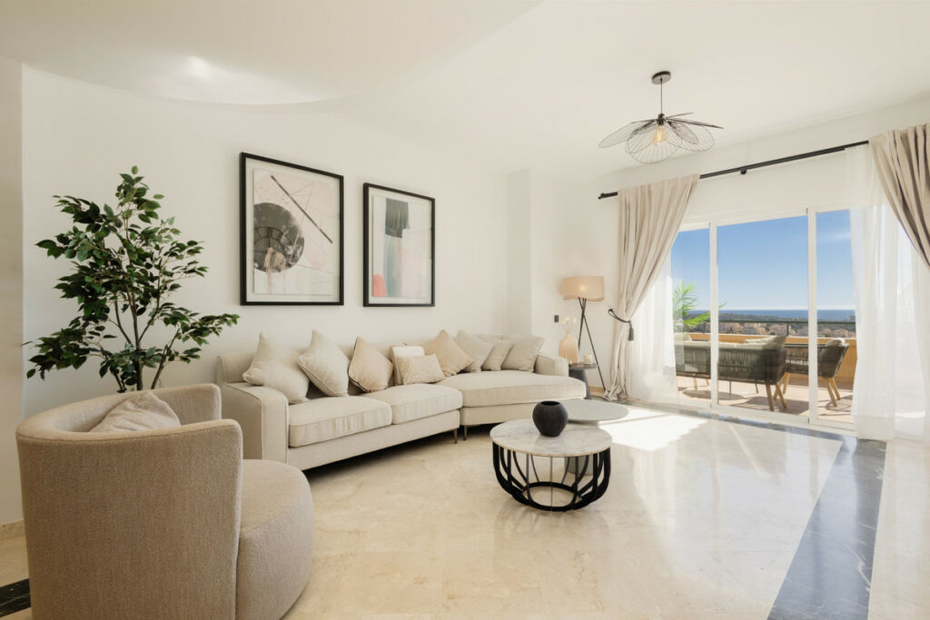 Middle Floor Apartment Elviria Málaga - image 3