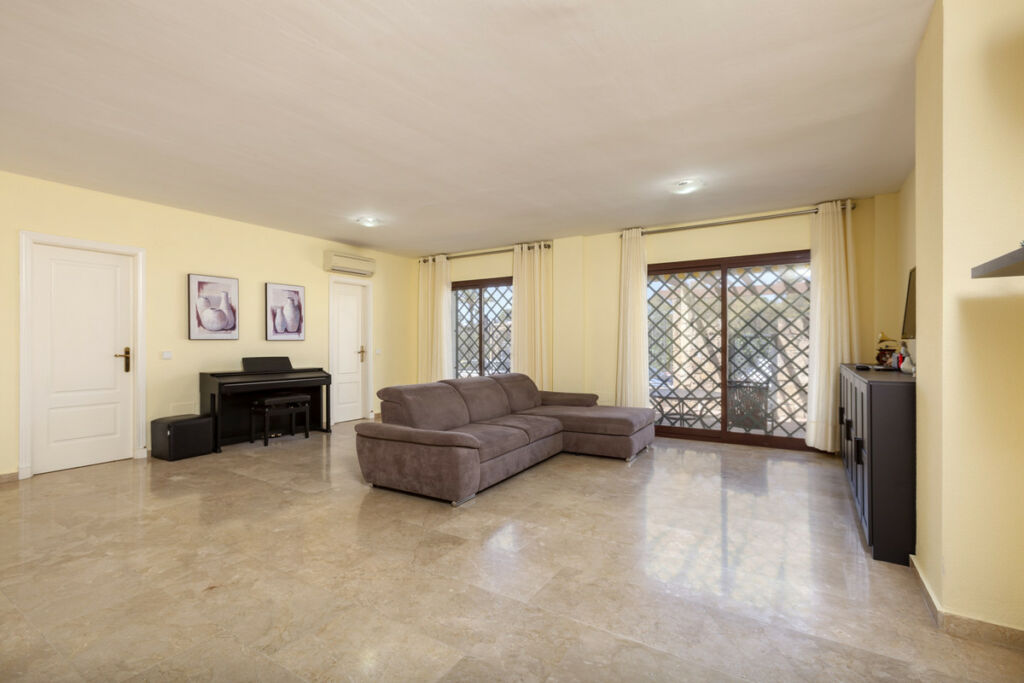 Ground Floor Apartment The Golden Mile Málaga - image 3