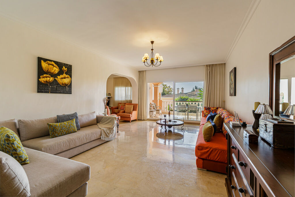 Middle Floor Apartment Estepona Málaga - image 3