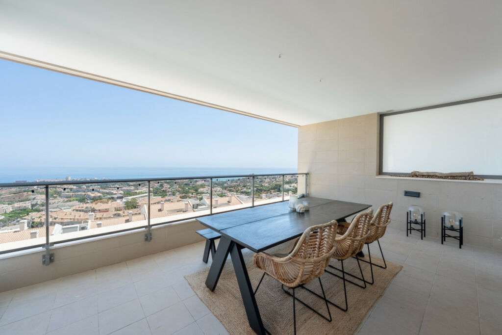 Middle Floor Apartment Benalmadena Málaga - image 3