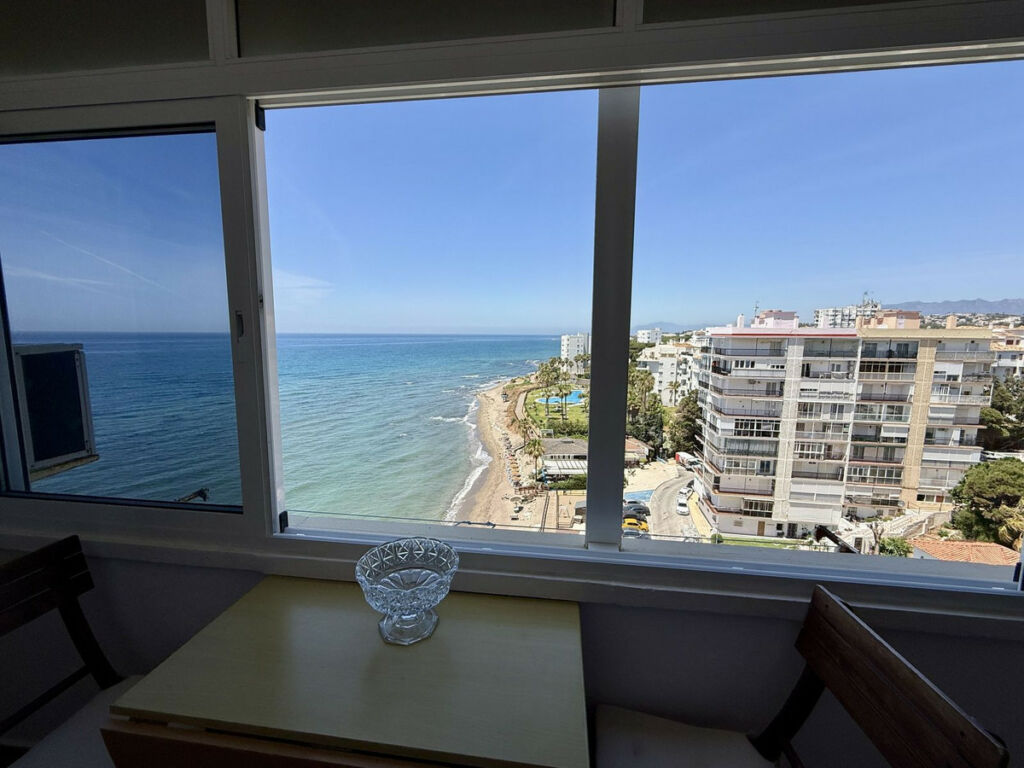 Middle Floor Apartment Calahonda Málaga - image 3