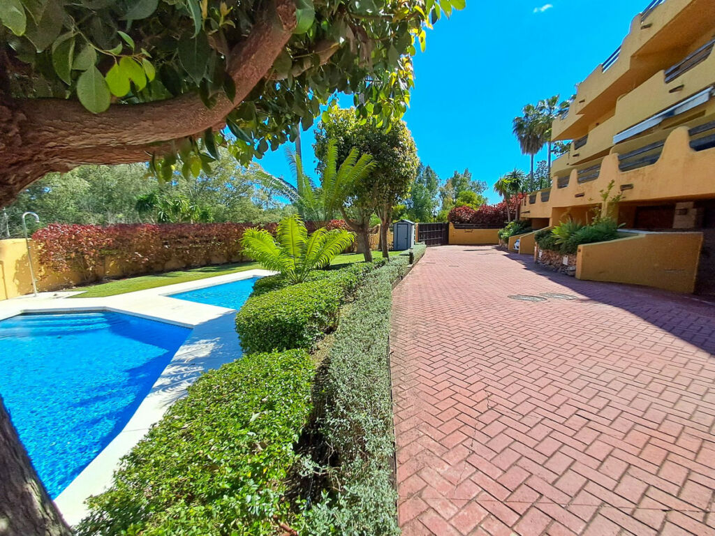 Townhouse Nagüeles Málaga - image 3