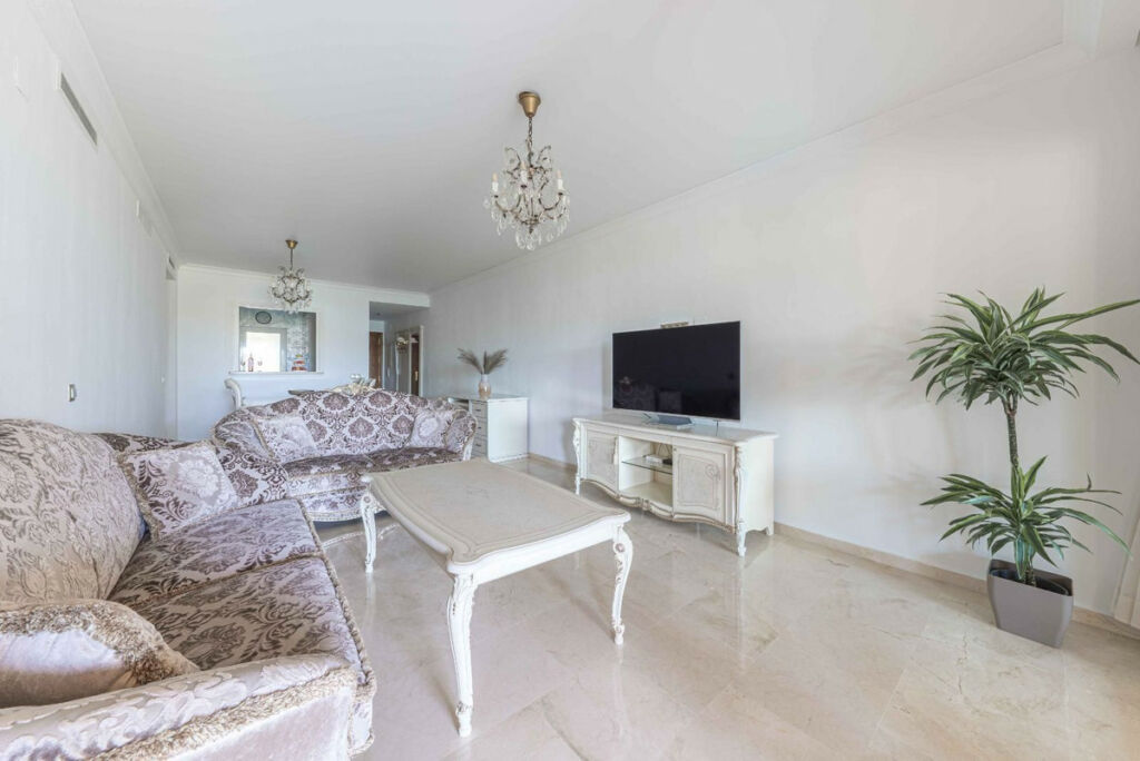Middle Floor Apartment Atalaya Málaga - image 3