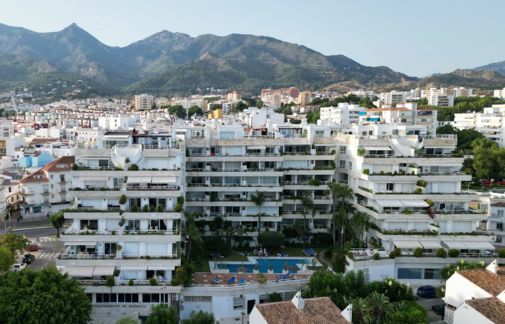 Middle Floor Apartment Marbella Málaga - image 3