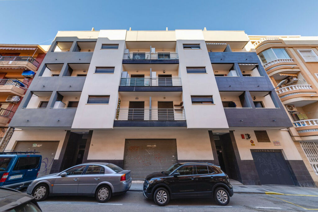 Middle Floor Apartment Torrevieja Alicante - image 3
